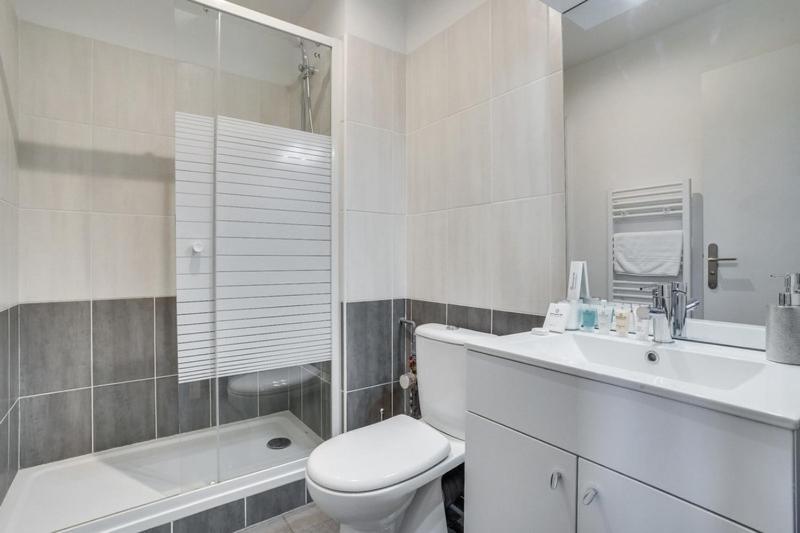 808 Chic Suite - Superb Apartment Баньоле Екстериор снимка